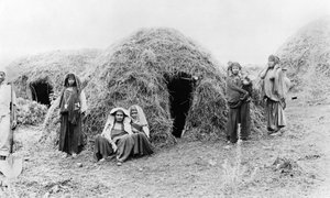 Berberská vesnice poblíž Tunisu, kolem roku 1900